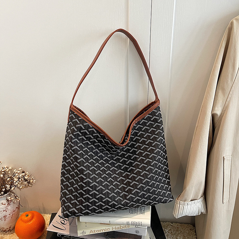 PU crossbody torba, gradski minimalistički stil, oblik bucket, zatvarač, unutarnji džepovi za telefon i dokumente, poliester podstava.