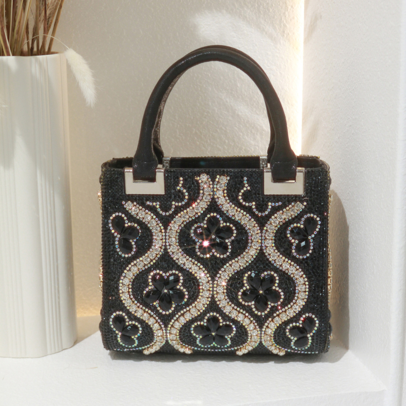 Ženska crossbody torba, horizontalni kvadratni oblik, poliester, zaključavanje, džep za telefon i dokumente, gradska jednostavnost