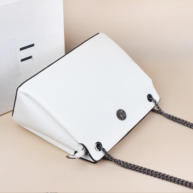 PU верижна чанта за рамо тип кофа със цип, ламиниран вътрешен джоб и полиестерна подплата