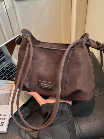 PU crossbody torba, gradski minimalistički stil, vertikalni kvadratni oblik, zatvaranje zipom, laminirana unutarnja džep