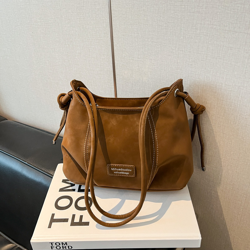 PU crossbody torba, gradski minimalistički stil, vertikalni kvadratni oblik, zatvaranje zipom, laminirana unutarnja džep