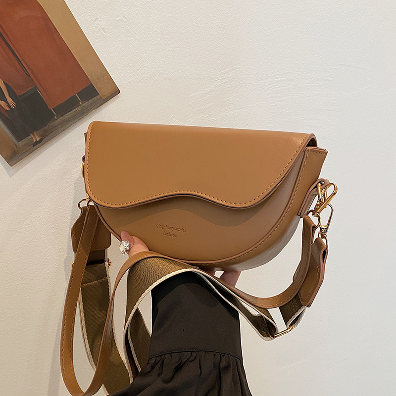 Ženska sedlovita torba — PU koža, gradski minimalistički stil, crossbody sa zatvaranjem poklopca, horizontalno kvadratnog oblika, podstava od poliestera, džep za mobitel