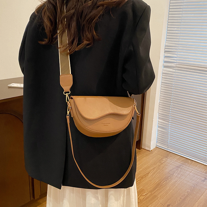 Ženska sedlovita torba — PU koža, gradski minimalistički stil, crossbody sa zatvaranjem poklopca, horizontalno kvadratnog oblika, podstava od poliestera, džep za mobitel