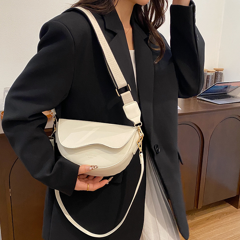 Ženska sedlovita torba — PU koža, gradski minimalistički stil, crossbody sa zatvaranjem poklopca, horizontalno kvadratnog oblika, podstava od poliestera, džep za mobitel