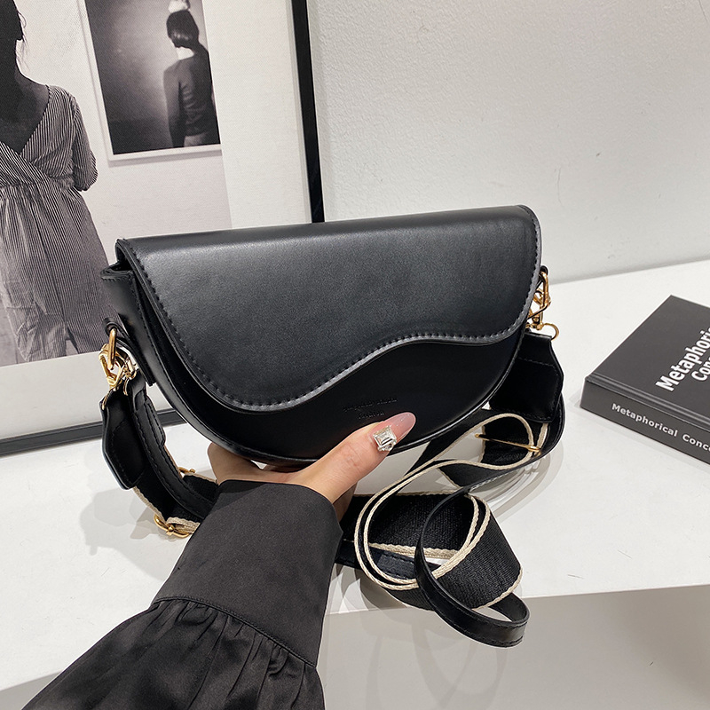 Ženska sedlovita torba — PU koža, gradski minimalistički stil, crossbody sa zatvaranjem poklopca, horizontalno kvadratnog oblika, podstava od poliestera, džep za mobitel