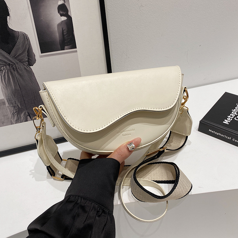 Ženska sedlovita torba — PU koža, gradski minimalistički stil, crossbody sa zatvaranjem poklopca, horizontalno kvadratnog oblika, podstava od poliestera, džep za mobitel
