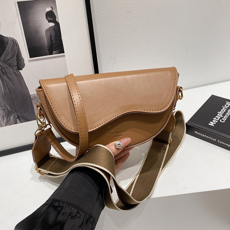 Ženska sedlovita torba — PU koža, gradski minimalistički stil, crossbody sa zatvaranjem poklopca, horizontalno kvadratnog oblika, podstava od poliestera, džep za mobitel
