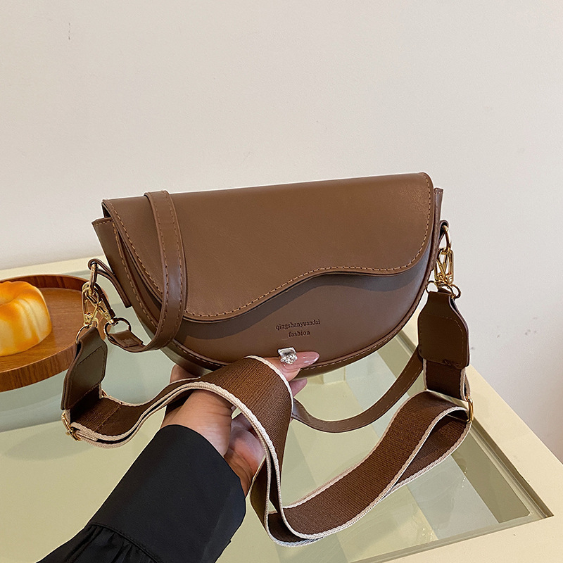 Ženska sedlovita torba — PU koža, gradski minimalistički stil, crossbody sa zatvaranjem poklopca, horizontalno kvadratnog oblika, podstava od poliestera, džep za mobitel