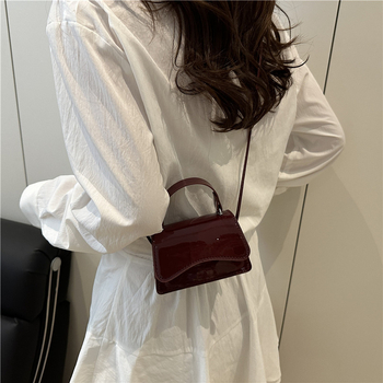 Torba za ramena urbana minimalist PU — mali kvadratni dizajn, horizontalni kvadratni oblik, 2025 ljeto (Stil: Urban Minimalist; Materijal: PU; Trend: Mali kvadratni dizajn; Oblik: Horizontalni kvadrat; Lansiranje: 2025 Ljeto)