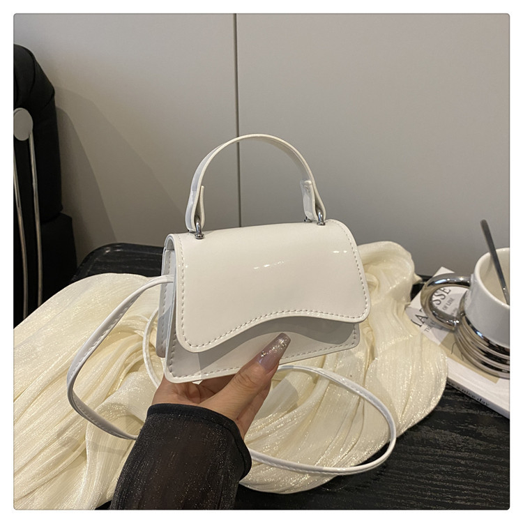Torba za ramena urbana minimalist PU — mali kvadratni dizajn, horizontalni kvadratni oblik, 2025 ljeto (Stil: Urban Minimalist; Materijal: PU; Trend: Mali kvadratni dizajn; Oblik: Horizontalni kvadrat; Lansiranje: 2025 Ljeto)