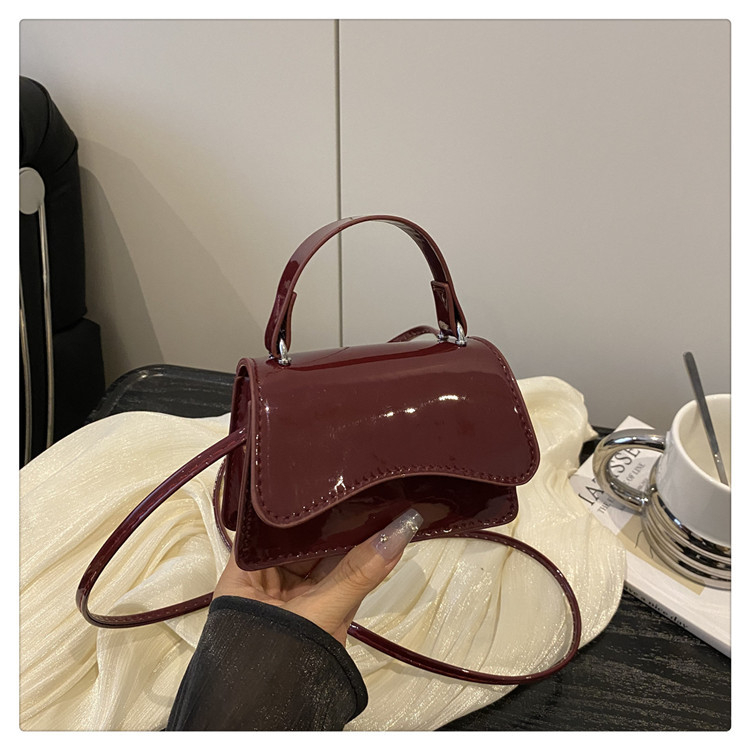 Torba za ramena urbana minimalist PU — mali kvadratni dizajn, horizontalni kvadratni oblik, 2025 ljeto (Stil: Urban Minimalist; Materijal: PU; Trend: Mali kvadratni dizajn; Oblik: Horizontalni kvadrat; Lansiranje: 2025 Ljeto)