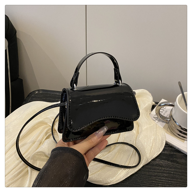 Torba za ramena urbana minimalist PU — mali kvadratni dizajn, horizontalni kvadratni oblik, 2025 ljeto (Stil: Urban Minimalist; Materijal: PU; Trend: Mali kvadratni dizajn; Oblik: Horizontalni kvadrat; Lansiranje: 2025 Ljeto)