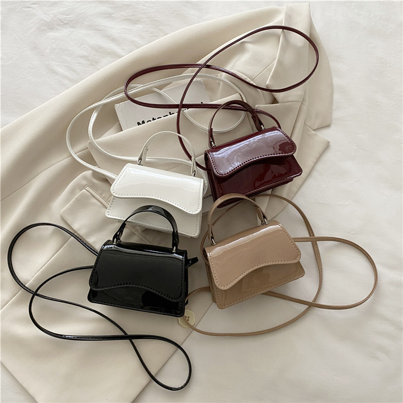 Torba za ramena urbana minimalist PU — mali kvadratni dizajn, horizontalni kvadratni oblik, 2025 ljeto (Stil: Urban Minimalist; Materijal: PU; Trend: Mali kvadratni dizajn; Oblik: Horizontalni kvadrat; Lansiranje: 2025 Ljeto)