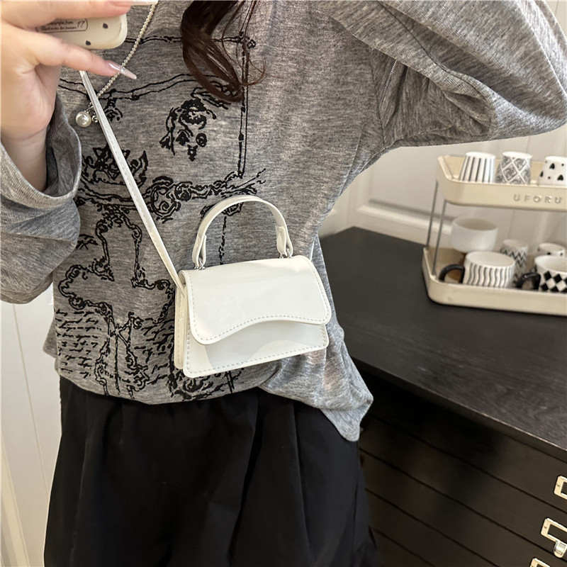 Torba za ramena urbana minimalist PU — mali kvadratni dizajn, horizontalni kvadratni oblik, 2025 ljeto (Stil: Urban Minimalist; Materijal: PU; Trend: Mali kvadratni dizajn; Oblik: Horizontalni kvadrat; Lansiranje: 2025 Ljeto)
