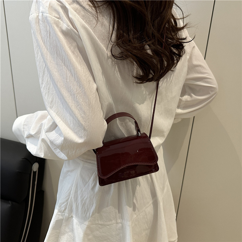 Torba za ramena urbana minimalist PU — mali kvadratni dizajn, horizontalni kvadratni oblik, 2025 ljeto (Stil: Urban Minimalist; Materijal: PU; Trend: Mali kvadratni dizajn; Oblik: Horizontalni kvadrat; Lansiranje: 2025 Ljeto)