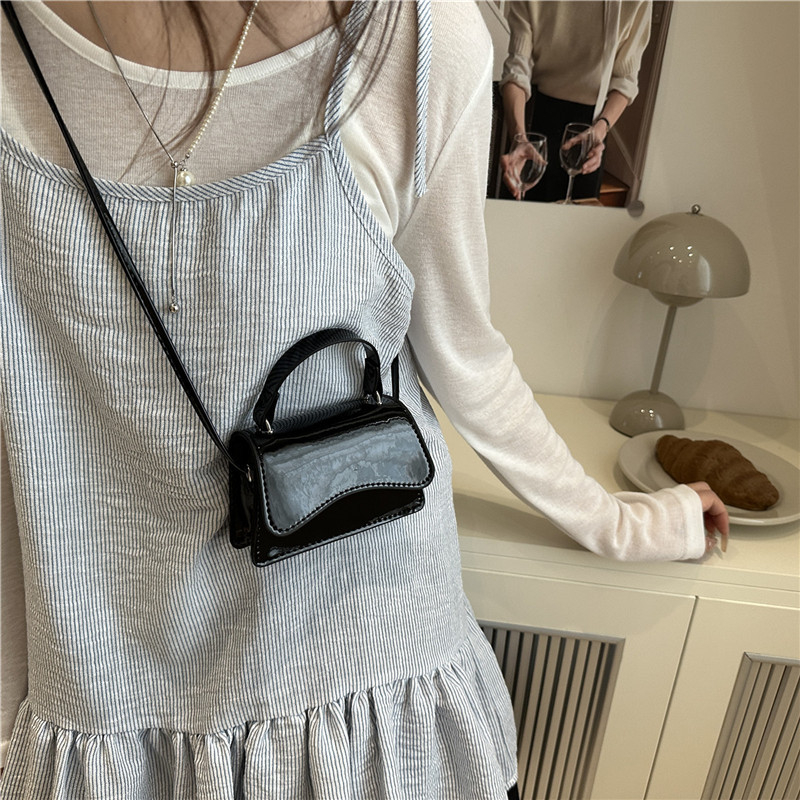 Torba za ramena urbana minimalist PU — mali kvadratni dizajn, horizontalni kvadratni oblik, 2025 ljeto (Stil: Urban Minimalist; Materijal: PU; Trend: Mali kvadratni dizajn; Oblik: Horizontalni kvadrat; Lansiranje: 2025 Ljeto)