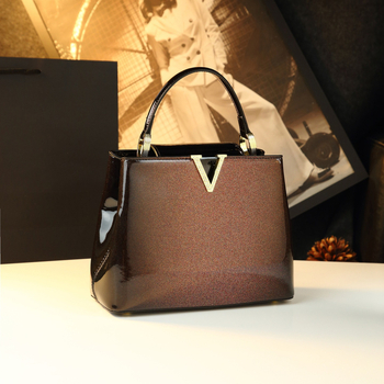 Bucket torba s vertikalnim kvadratnim oblikom, podstava od poliestera, zatvaranje kapom, unutarnja džep za telefon i laminirani džep na zip, jedna naramenica, za slobodno vrijeme putovanja, zima 2025