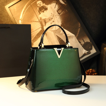 Bucket torba s vertikalnim kvadratnim oblikom, podstava od poliestera, zatvaranje kapom, unutarnja džep za telefon i laminirani džep na zip, jedna naramenica, za slobodno vrijeme putovanja, zima 2025