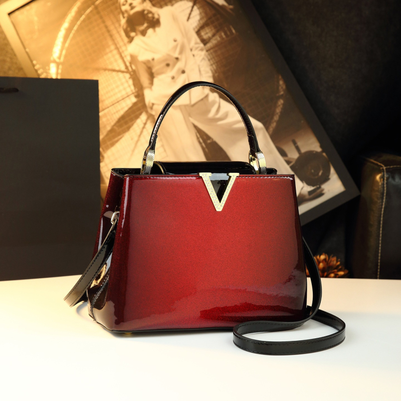 Bucket torba s vertikalnim kvadratnim oblikom, podstava od poliestera, zatvaranje kapom, unutarnja džep za telefon i laminirani džep na zip, jedna naramenica, za slobodno vrijeme putovanja, zima 2025