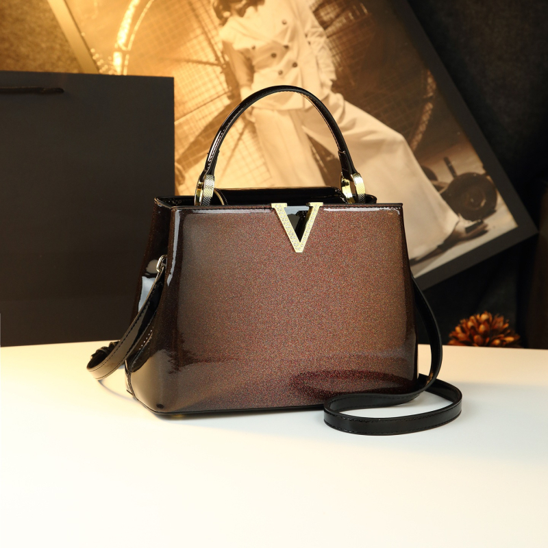 Bucket torba s vertikalnim kvadratnim oblikom, podstava od poliestera, zatvaranje kapom, unutarnja džep za telefon i laminirani džep na zip, jedna naramenica, za slobodno vrijeme putovanja, zima 2025