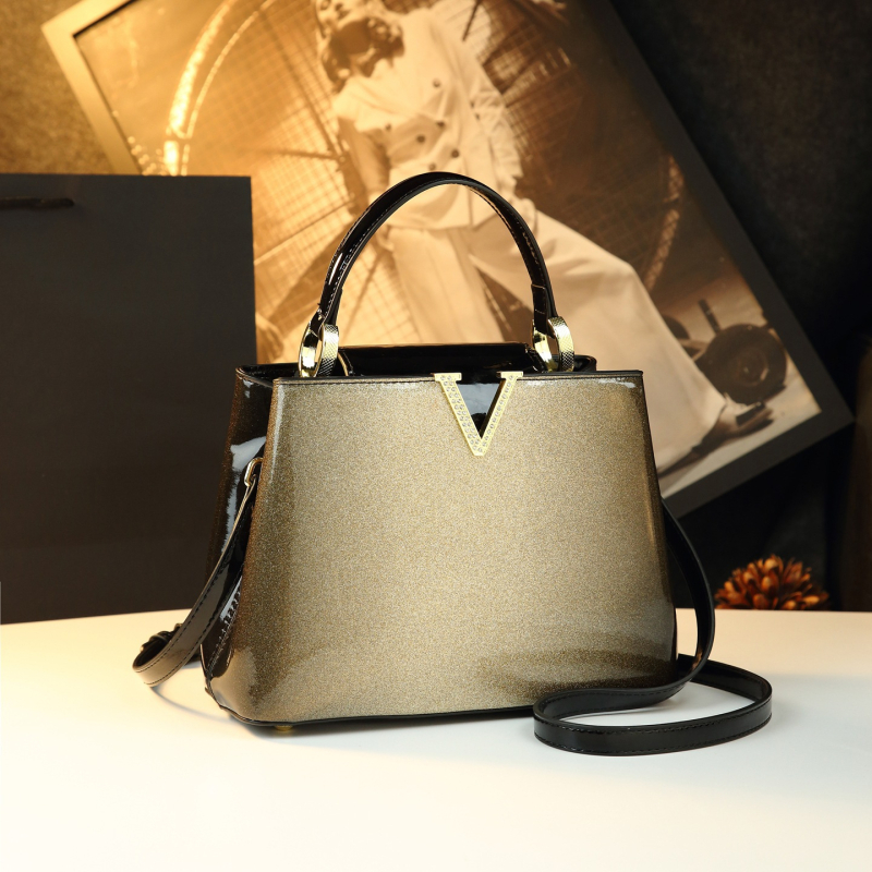 Bucket torba s vertikalnim kvadratnim oblikom, podstava od poliestera, zatvaranje kapom, unutarnja džep za telefon i laminirani džep na zip, jedna naramenica, za slobodno vrijeme putovanja, zima 2025