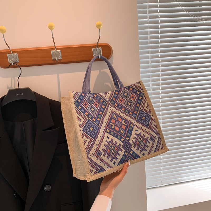 Torba preko ramena velike kapacitete — ulični stil; materijal: pamuk i lan; oblik: horizontalni kvadrat; zatvaranje: magnetska kopča; unutarnja pretinac za mobitel