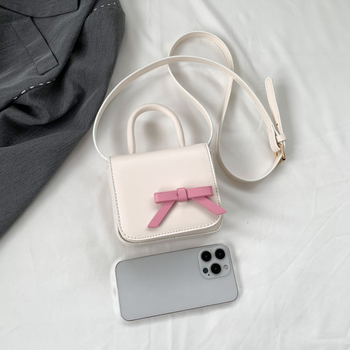 Torba preko ramena s mašnicom — PVC, mala kvadratna forma, jednostavan remen, magnetska kopča, unutarnja podstava od poliester, pretinac za telefon, gradski stil, ljeto 2023