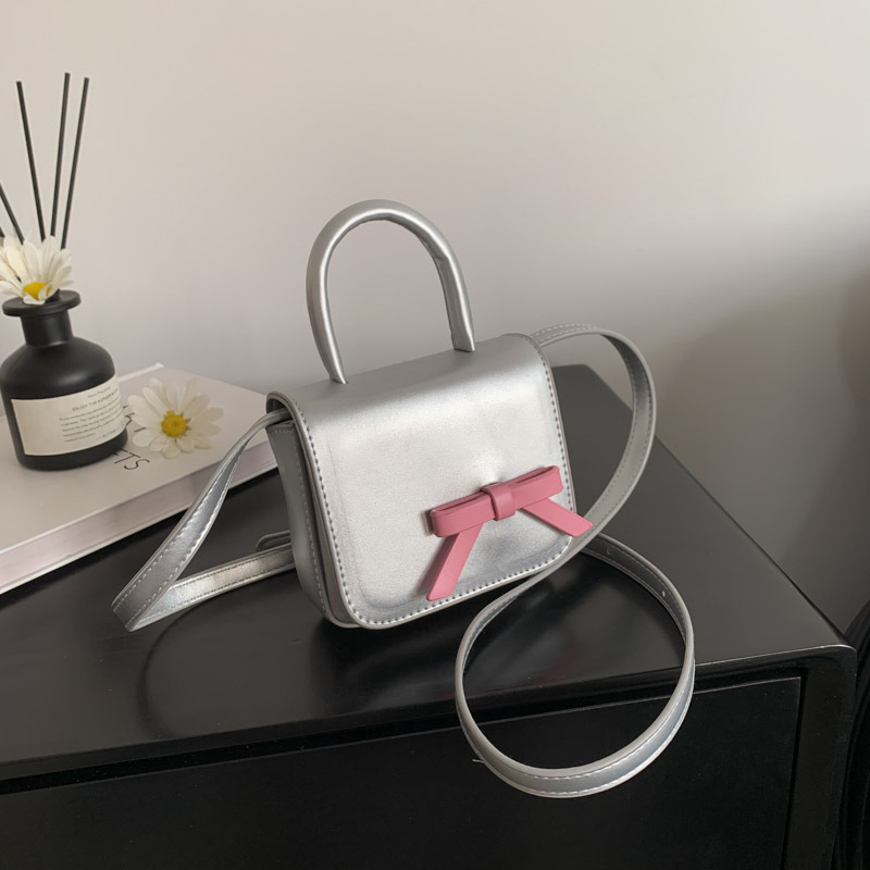 Torba preko ramena s mašnicom — PVC, mala kvadratna forma, jednostavan remen, magnetska kopča, unutarnja podstava od poliester, pretinac za telefon, gradski stil, ljeto 2023