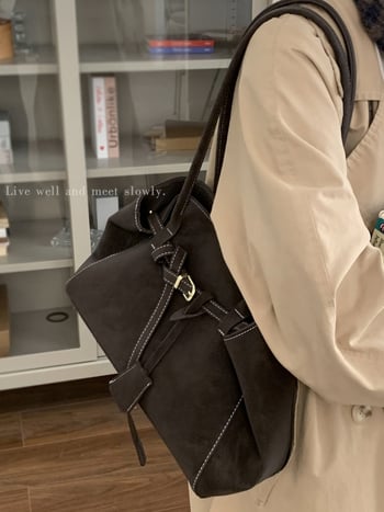 Замшена зимна Tote чанта – с две презрамки, градски минимализъм, хоризонтална квадратна форма, магнитно закопчаване, чанта за документи, полиестерна подплата, зима 2025