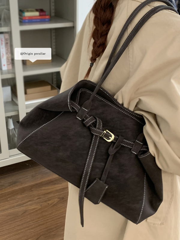 Замшена зимна Tote чанта – с две презрамки, градски минимализъм, хоризонтална квадратна форма, магнитно закопчаване, чанта за документи, полиестерна подплата, зима 2025