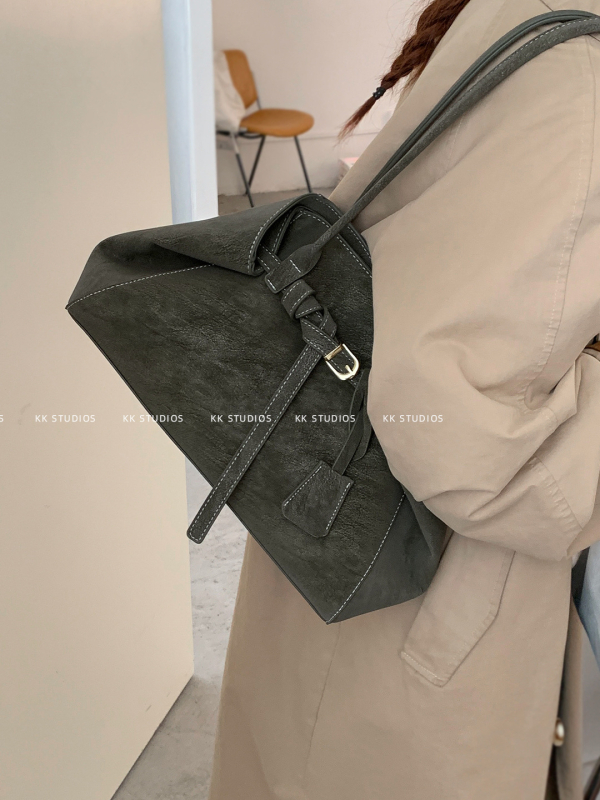 Замшена зимна Tote чанта – с две презрамки, градски минимализъм, хоризонтална квадратна форма, магнитно закопчаване, чанта за документи, полиестерна подплата, зима 2025