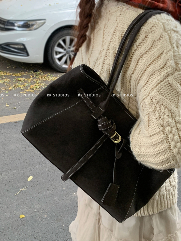 Замшена зимна Tote чанта – с две презрамки, градски минимализъм, хоризонтална квадратна форма, магнитно закопчаване, чанта за документи, полиестерна подплата, зима 2025