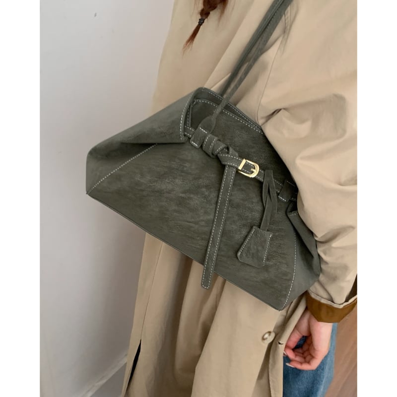 Замшена зимна Tote чанта – с две презрамки, градски минимализъм, хоризонтална квадратна форма, магнитно закопчаване, чанта за документи, полиестерна подплата, зима 2025