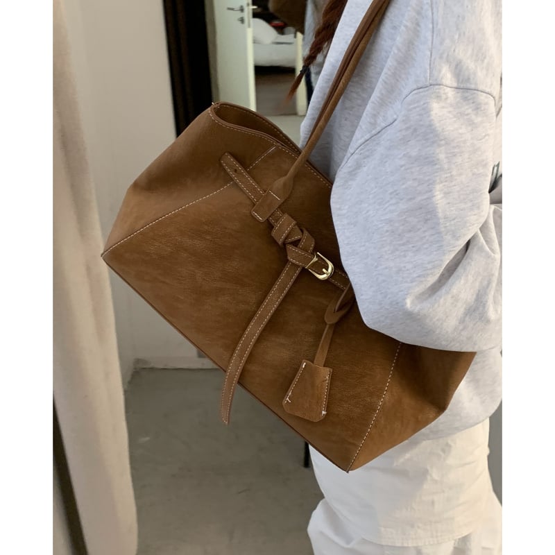 Замшена зимна Tote чанта – с две презрамки, градски минимализъм, хоризонтална квадратна форма, магнитно закопчаване, чанта за документи, полиестерна подплата, зима 2025