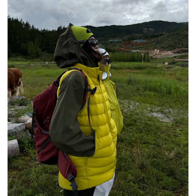 Външна пухена жилетка с изправена яка – лека, среден слой, с решетъчна шарка и пълнеж от бял патеши пух