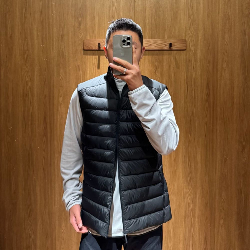 Външна пухена жилетка с изправена яка – лека, среден слой, с решетъчна шарка и пълнеж от бял патеши пух