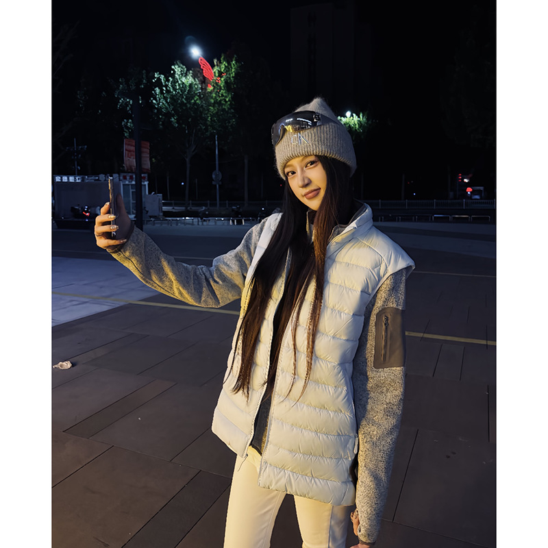 Външна пухена жилетка с изправена яка – лека, среден слой, с решетъчна шарка и пълнеж от бял патеши пух