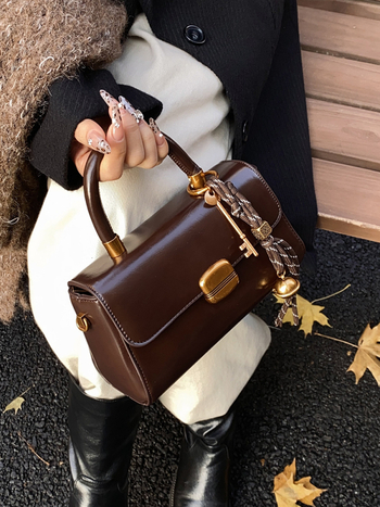 Ženska korejska visoko-kvalitetna retro Crossbody torba — PU materijal, horizontalni kvadratni oblik, podstava: poliester i pamuk, zatvaranje: preklop, zima 2024