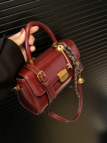 Ženska korejska visoko-kvalitetna retro Crossbody torba — PU materijal, horizontalni kvadratni oblik, podstava: poliester i pamuk, zatvaranje: preklop, zima 2024