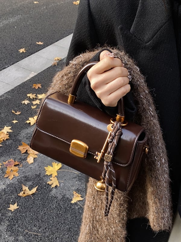 Ženska korejska visoko-kvalitetna retro Crossbody torba — PU materijal, horizontalni kvadratni oblik, podstava: poliester i pamuk, zatvaranje: preklop, zima 2024