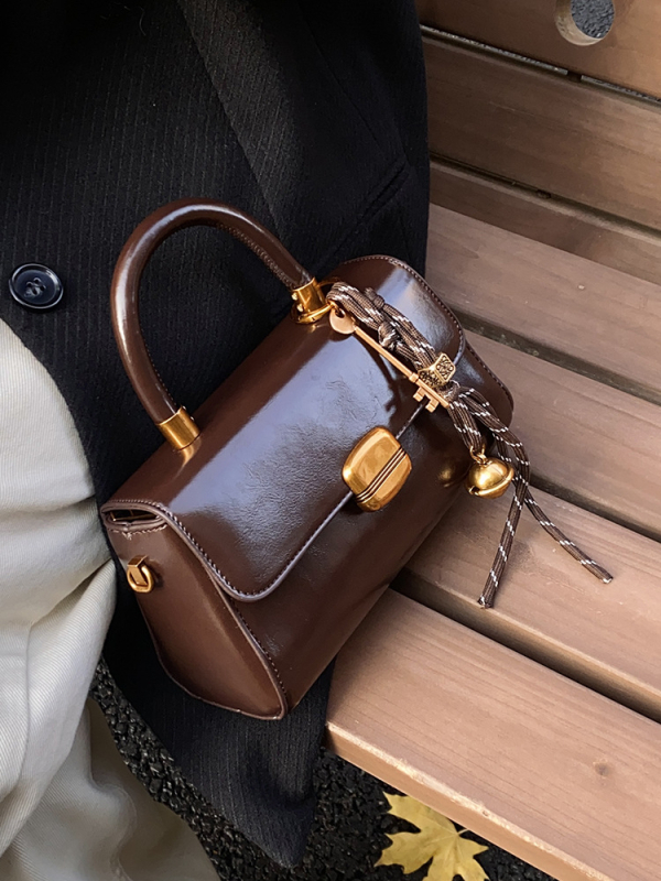 Ženska korejska visoko-kvalitetna retro Crossbody torba — PU materijal, horizontalni kvadratni oblik, podstava: poliester i pamuk, zatvaranje: preklop, zima 2024