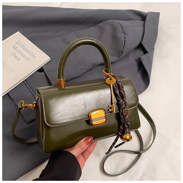 Ženska korejska visoko-kvalitetna retro Crossbody torba — PU materijal, horizontalni kvadratni oblik, podstava: poliester i pamuk, zatvaranje: preklop, zima 2024