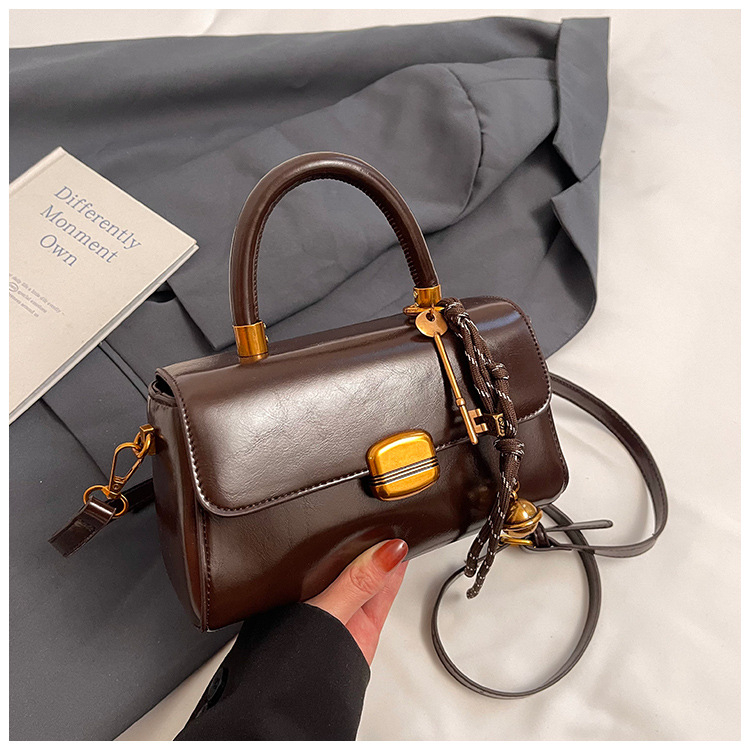 Ženska korejska visoko-kvalitetna retro Crossbody torba — PU materijal, horizontalni kvadratni oblik, podstava: poliester i pamuk, zatvaranje: preklop, zima 2024