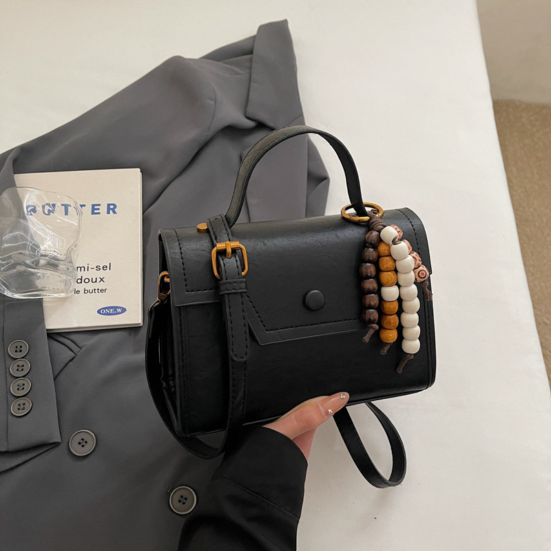 Ženska crossbody torba, gradska jednostavnost, PU materijal, vodoravni kvadratni oblik, zatvaranje s klapnom, poliester podstava