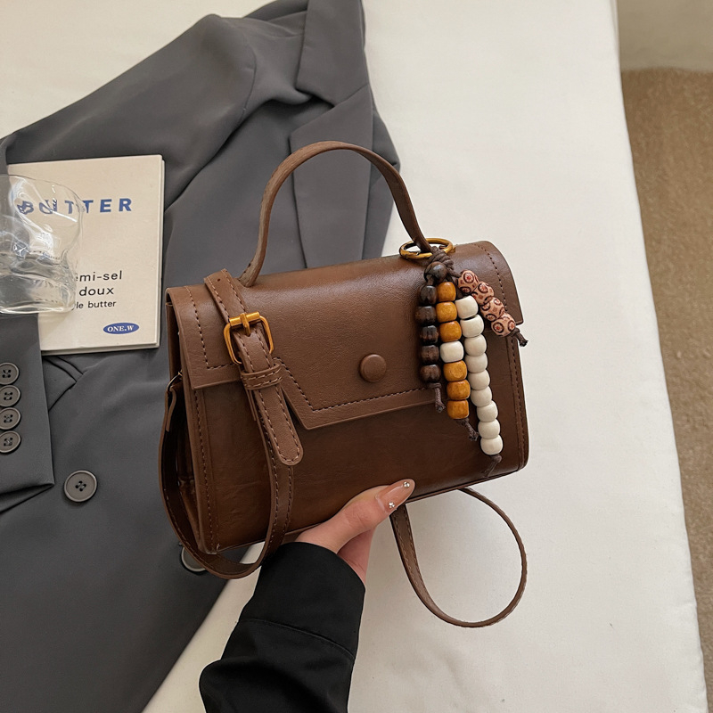 Ženska crossbody torba, gradska jednostavnost, PU materijal, vodoravni kvadratni oblik, zatvaranje s klapnom, poliester podstava