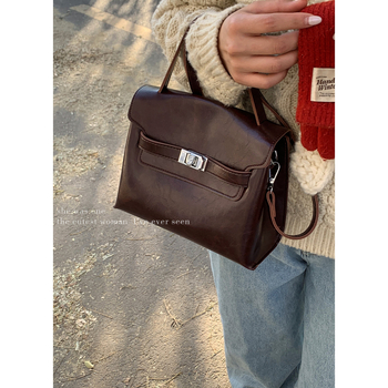 PU crossbody torba, gradski minimalistički stil, vertikalno kvadratni oblik, zima 2025, zaključavanje lokotom