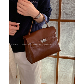 PU crossbody torba, gradski minimalistički stil, vertikalno kvadratni oblik, zima 2025, zaključavanje lokotom