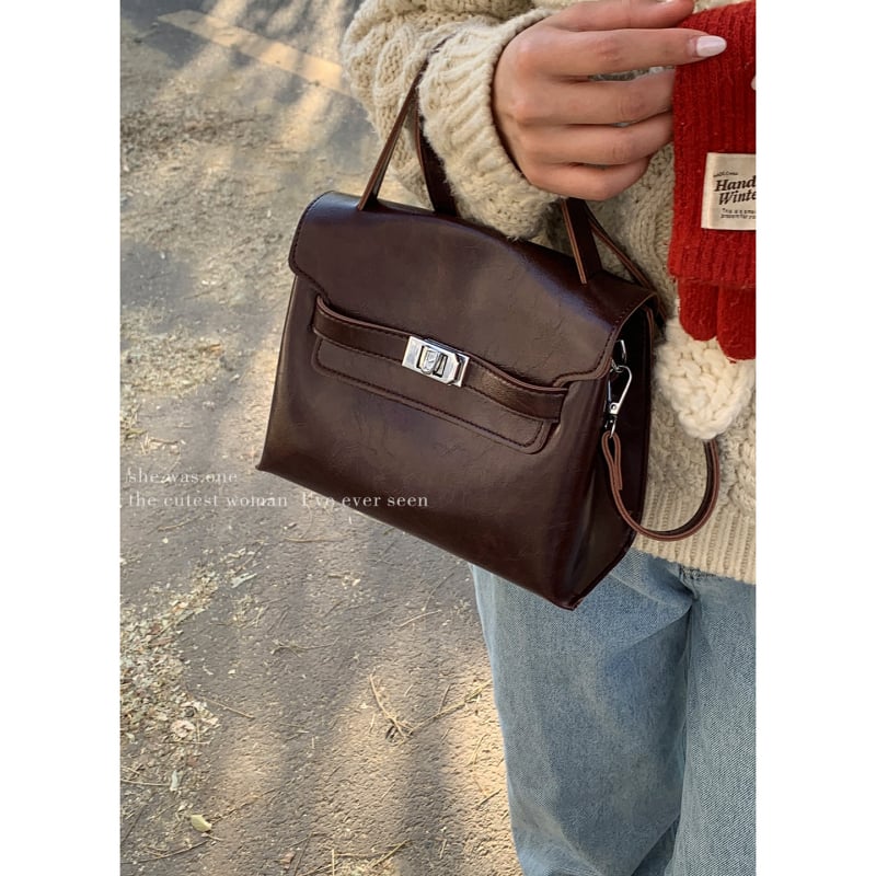 PU crossbody torba, gradski minimalistički stil, vertikalno kvadratni oblik, zima 2025, zaključavanje lokotom
