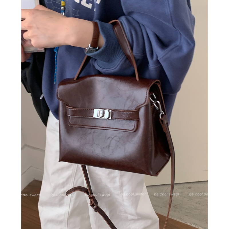 PU crossbody torba, gradski minimalistički stil, vertikalno kvadratni oblik, zima 2025, zaključavanje lokotom