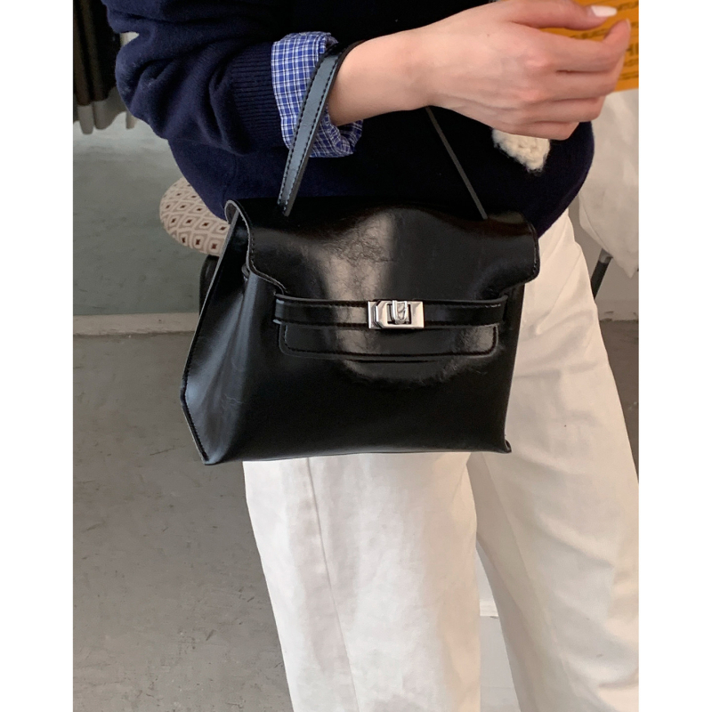 PU crossbody torba, gradski minimalistički stil, vertikalno kvadratni oblik, zima 2025, zaključavanje lokotom